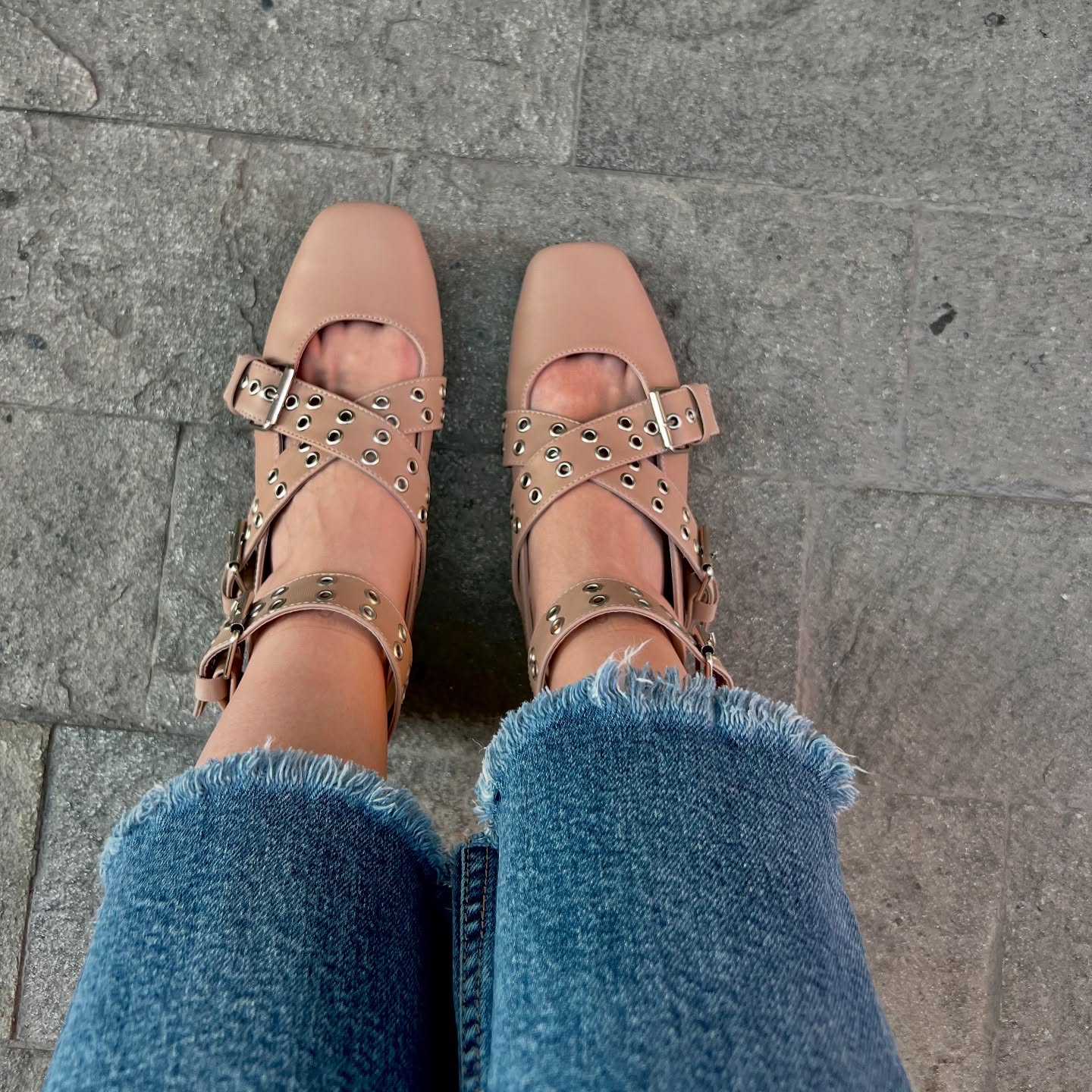 zapatilla piso nude con broches